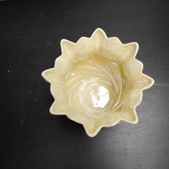 Irish Belleek Neptune Shell Vase - Picture 3 of 8